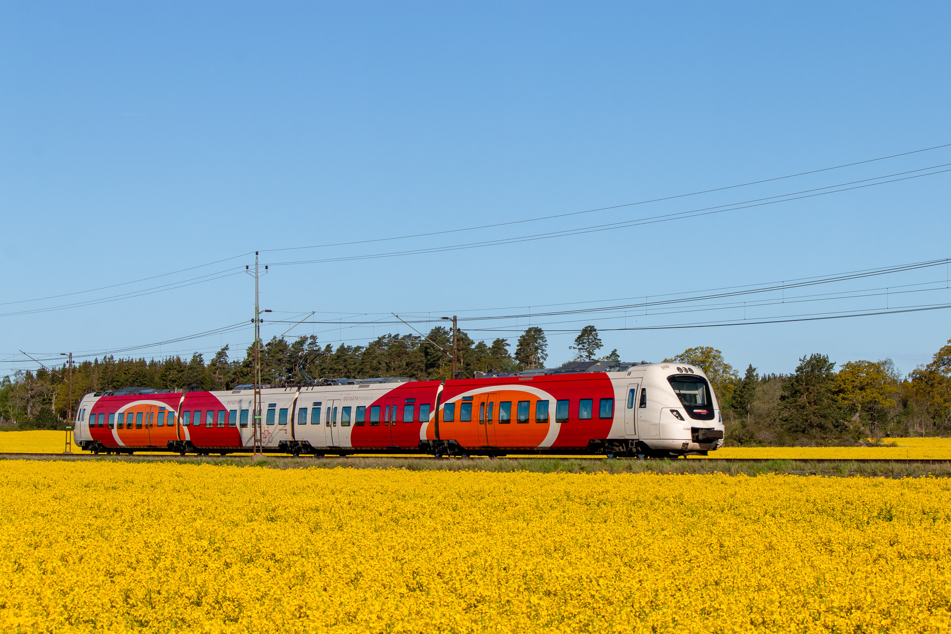 Photo of Östgötatrafiken's train on a beautiful summer day. Photo taken by photographer Nicklas Ebermark.